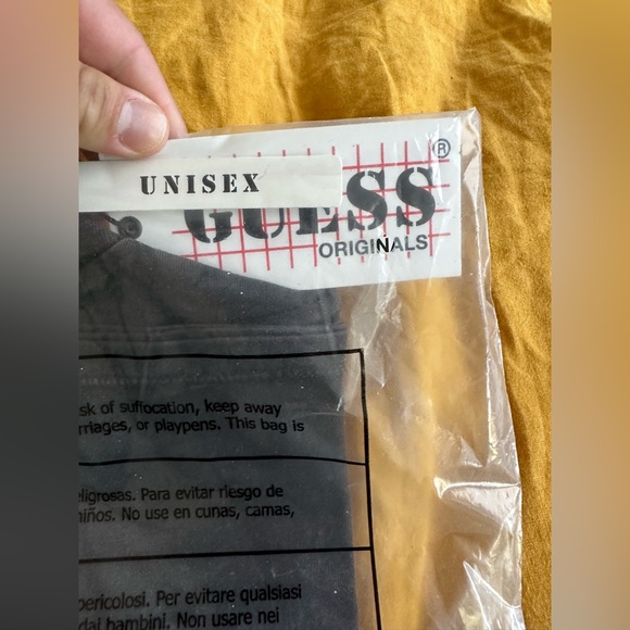 NEW Guess Originals Signature Tee Color: Jet Black Multi UNISEX - Picture 11 of 11